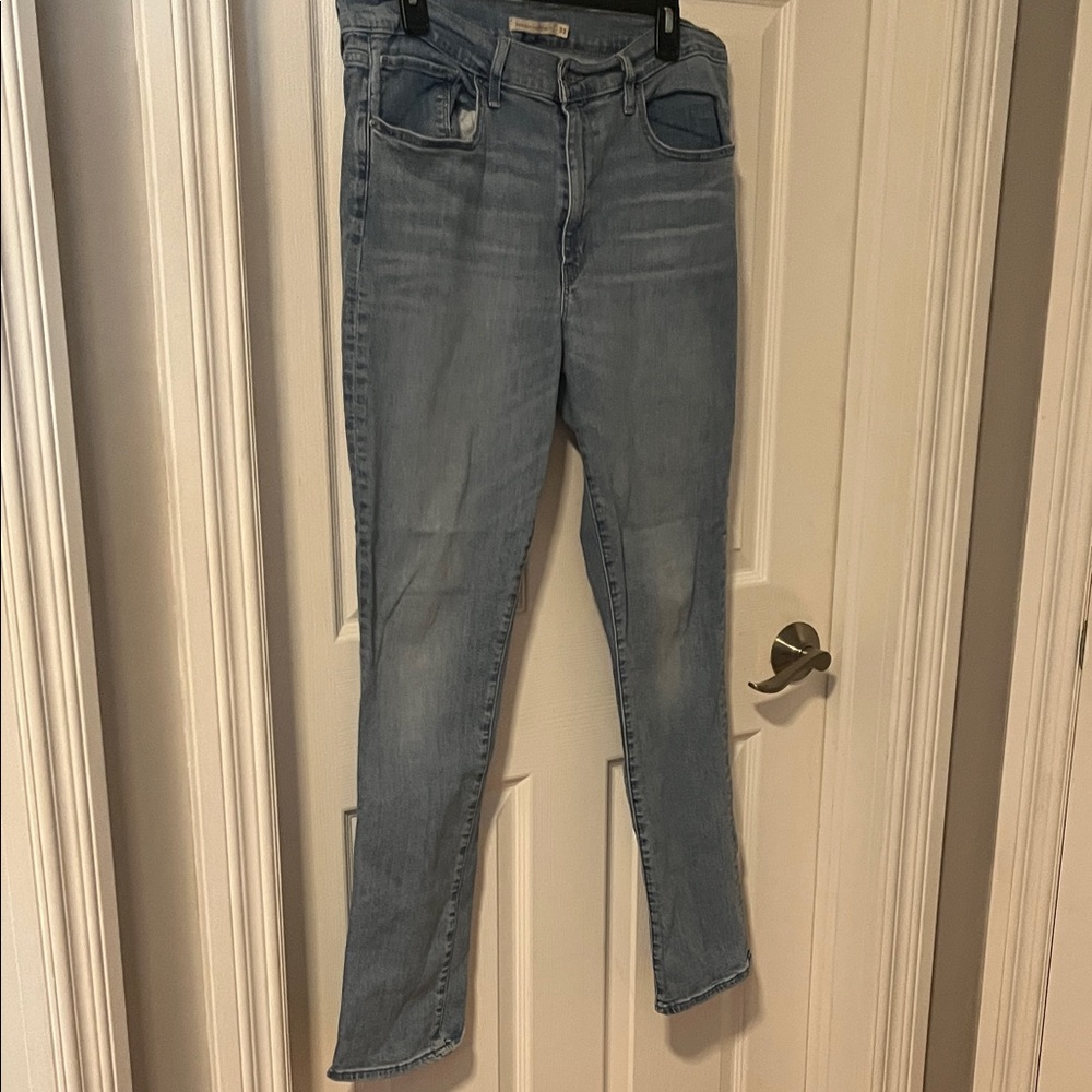 NWOT Levi's Women's Light Blue Skinny Jeans. Size 33.